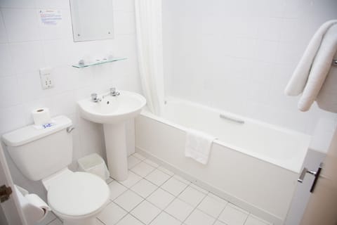 Combined shower/tub, free toiletries, hair dryer, towels