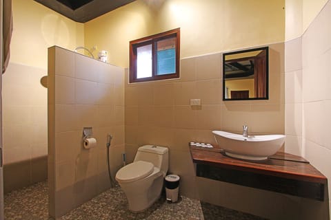 Family Villa | Bathroom | Shower, rainfall showerhead, free toiletries, hair dryer