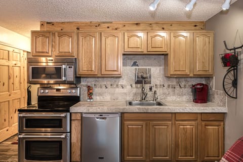 Fully equipped Kitchenette!