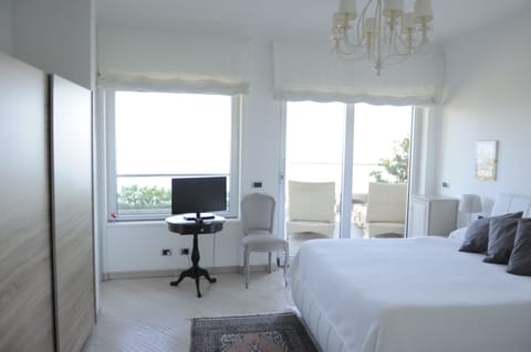 Double Room, Sea View | Down comforters, minibar, in-room safe, soundproofing