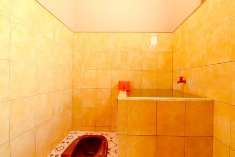 Standard Room, Shared Bathroom | Bathroom | Shower, free toiletries, towels