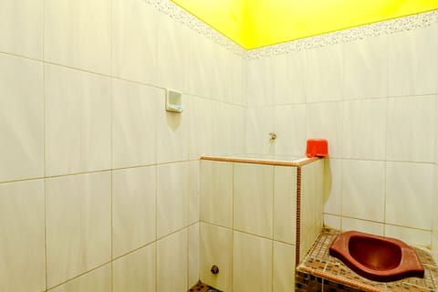 Standard Room | Bathroom | Shower, free toiletries, towels