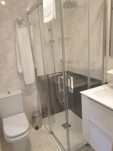 Single Room | Bathroom | Shower, hair dryer, towels, soap