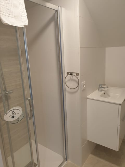 City Apartment | Bathroom shower