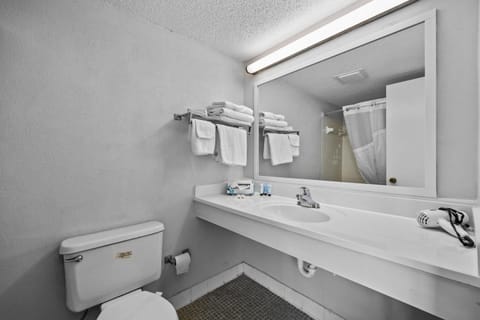 Basic Single Room, 1 King Bed | Bathroom | Combined shower/tub, towels