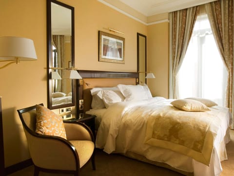 Classic Room, 1 King Bed | Premium bedding, minibar, in-room safe, desk