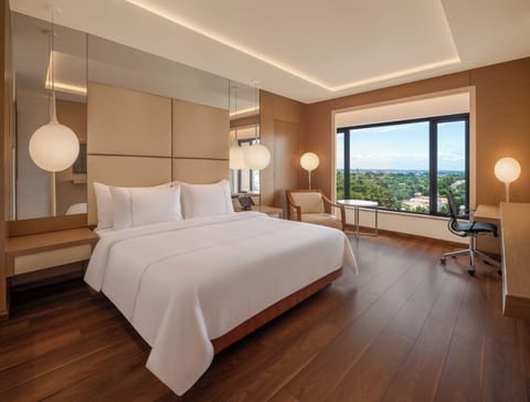 Club Premium City View | Premium bedding, minibar, in-room safe, individually decorated