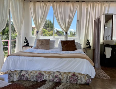 Junior Suite, 1 King Bed, River View, Mountainside (Colibri) | In-room safe, individually decorated, individually furnished
