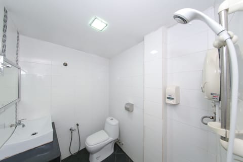 Deluxe Twin Room | Bathroom | Shower, rainfall showerhead, free toiletries, bidet