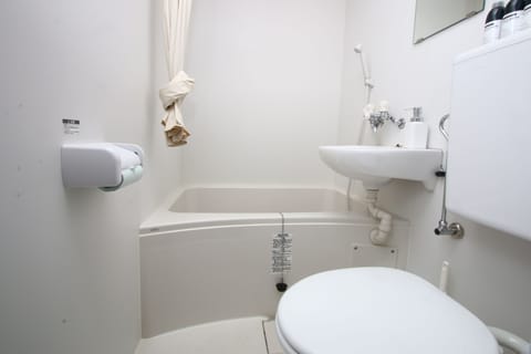 Ocean View Twin Room | Bathroom | Separate tub and shower, free toiletries, hair dryer, slippers