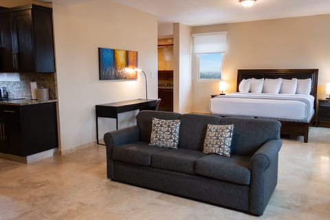 Deluxe Suite | Premium bedding, memory foam beds, minibar, in-room safe