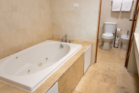 The Signature Suite | Jetted tub