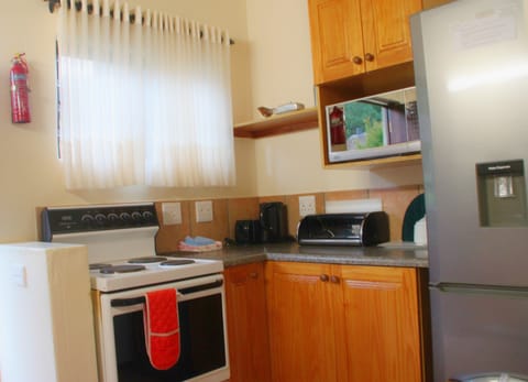 Basic Chalet | Private kitchen | Oven, stovetop, electric kettle, toaster