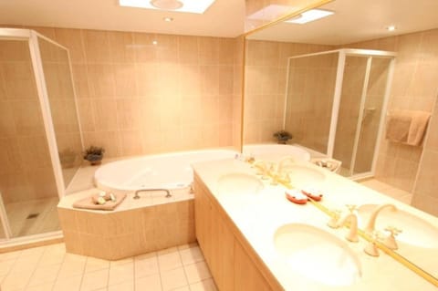 Executive Spa Suite | Bathroom | Shower, designer toiletries, hair dryer, towels