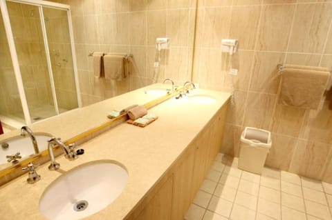 Studio Suite | Bathroom | Shower, designer toiletries, hair dryer, towels