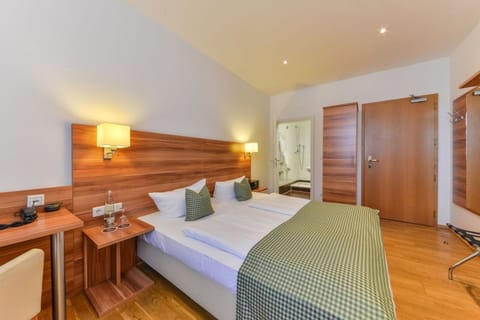 Basic Double Room | Hypo-allergenic bedding, minibar, in-room safe, desk