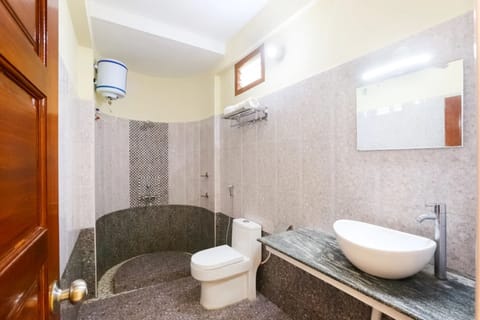 Classic Single Room, 1 King Bed, Pool View | Bathroom | Shower, free toiletries, towels