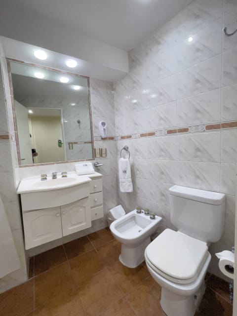 Classic Triple Room | Bathroom | Shower, rainfall showerhead, free toiletries, towels