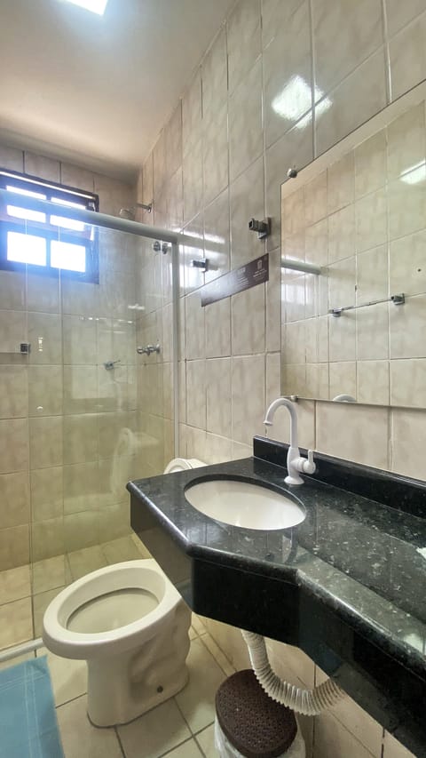 Suite casal standard | Bathroom | Shower, towels