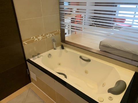 Deluxe Double Room | Bathroom | Shower, rainfall showerhead, hair dryer, slippers