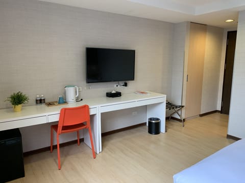 Standard Double Room | Desk, laptop workspace, blackout drapes, free WiFi