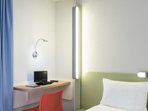 Premium bedding, desk, soundproofing, free cribs/infant beds