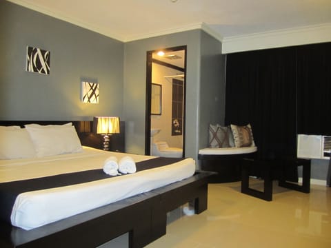 Suite, 1 King Bed | Desk, rollaway beds, free WiFi, bed sheets