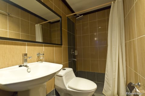 Deluxe Room, 1 King Bed | Bathroom | Shower, towels