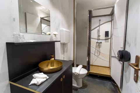 Historicism Room, Atrium View | Bathroom | Shower, free toiletries, hair dryer, slippers