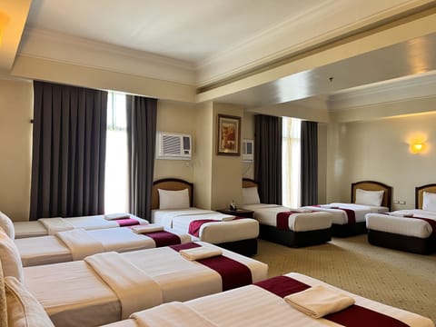 Grand Family Suite for 10 Persons | In-room safe, individually furnished, desk, blackout drapes