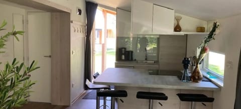 Pietersheim Cottage 4 | Private kitchen | Full-size fridge, stovetop, coffee/tea maker, cookware/dishes/utensils