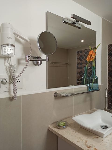 Comfort Twin Room (#2) | Bathroom | Shower, rainfall showerhead, free toiletries, slippers