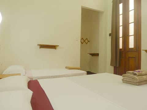 Classic Triple Room | Minibar, bed sheets