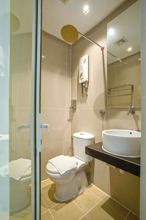 Standard Triple Room | Bathroom | Shower, hair dryer, slippers, towels