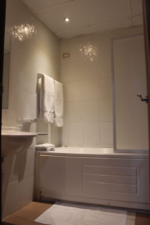 Suite | Bathroom | Combined shower/tub, free toiletries, bidet, towels