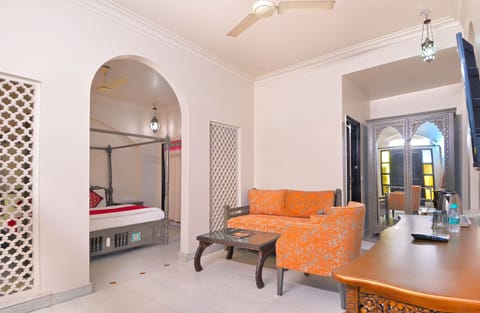 Traditional Suite | 1 bedroom, in-room safe, desk, soundproofing