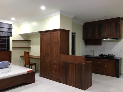 Standard Studio Suite | Private kitchenette | Full-size fridge, microwave, rice cooker, cookware/dishes/utensils