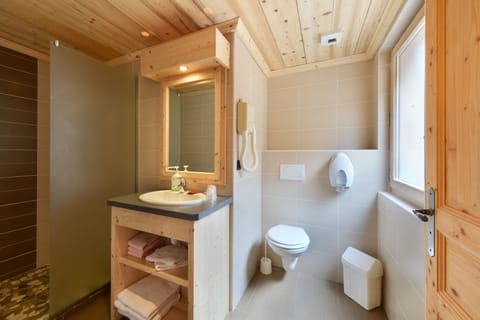 Chambre Suite 3 pieces 6 personnes | Bathroom | Free toiletries, hair dryer, bathrobes, towels