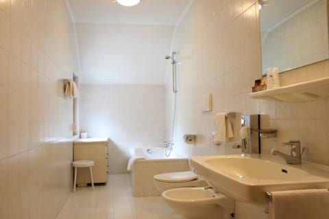 Standard Double Room | Bathroom | Free toiletries, hair dryer, bidet, towels