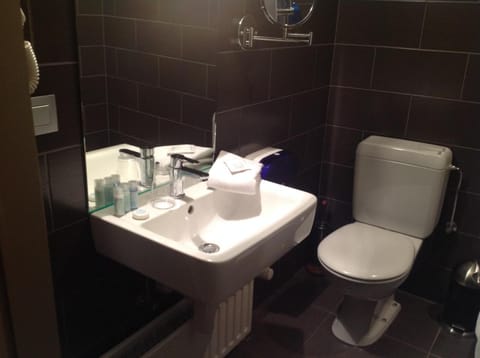 Bathtub, free toiletries, hair dryer, towels