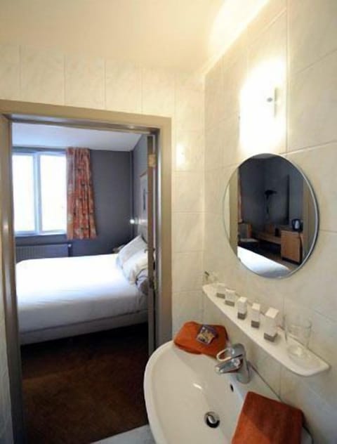 Comfort Double Room | Minibar, in-room safe, desk, iron/ironing board