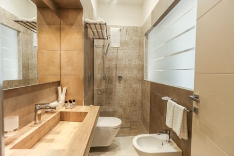 Luxury Double Room, 1 King Bed, Balcony, City View | Bathroom | Shower, rainfall showerhead, free toiletries, hair dryer