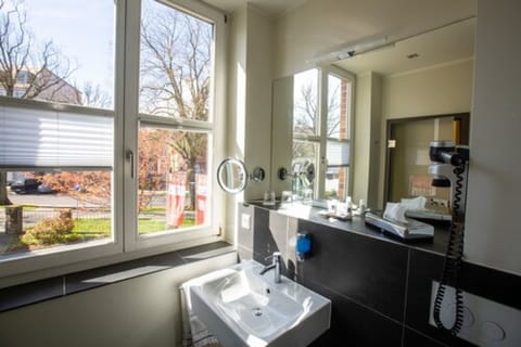 Double Room, City View | Bathroom | Shower, hair dryer, towels