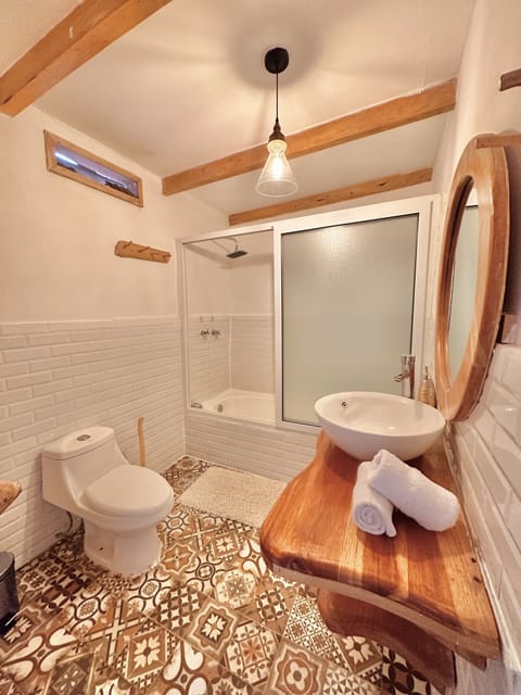 Quadruple Room | Bathroom | Free toiletries, towels, toilet paper