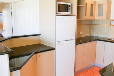 Full-size fridge, microwave, oven, stovetop