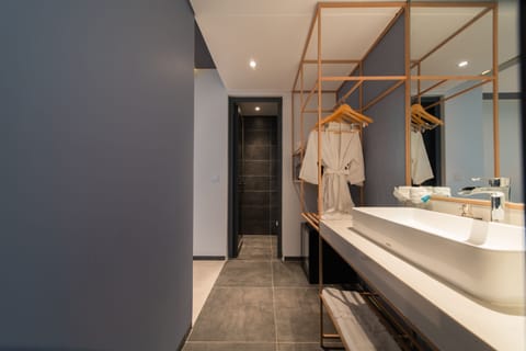 Deluxe Triple Room | Bathroom | Rainfall showerhead, free toiletries, hair dryer, bathrobes