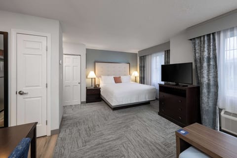 King, Studio Suite, Non Smoking | Premium bedding, down comforters, Select Comfort beds, desk