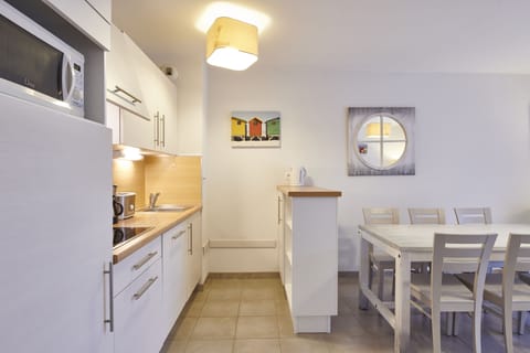 Apartment, 4 rooms, 6/8 persons | Private kitchen | Full-size fridge, microwave, stovetop, dishwasher