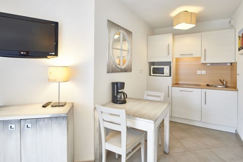 Studio 2 persons | Private kitchen | Full-size fridge, microwave, stovetop, dishwasher