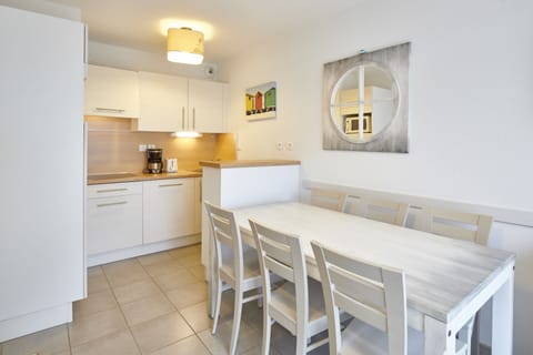 Apartment, 3 rooms, 4/6 persons | Private kitchen | Full-size fridge, microwave, stovetop, dishwasher